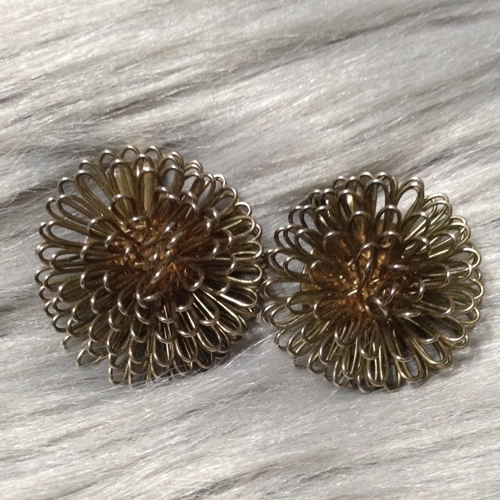 Vintage golden metal starburst clip on earring